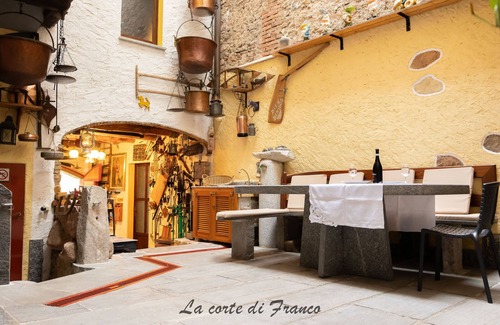 Brusimpiano Apartamento | The Lodge [Franco's Court]