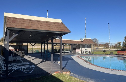 Runaway Bay Condominio | THE LODGE. Hotel suite, fitness room, Pool. In Runaway Bay on Lake Bridgeport