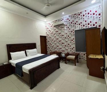 PECHS Hotel | The Lodge Inn