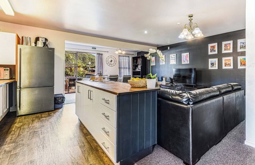 Waikawa Bay Casa | The Lodge - Picton Holiday Home