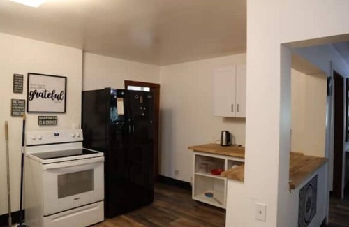 Garberville Casa | "The Lodge" River Access 2 Kitchens Dines 18 ppl