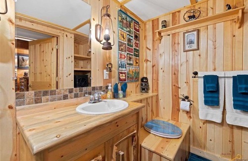 Custer Cama Y Desayuno | The Lodge Suite at Dakota Dream B&B. Secluded, Close to Custer, Great Breakfast!