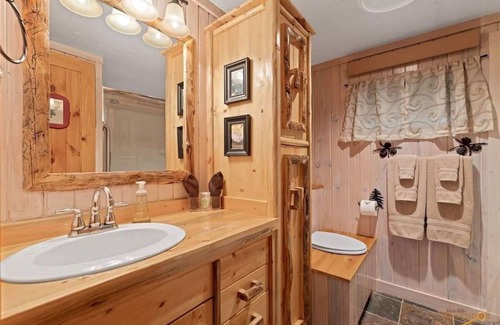 Custer Cama Y Desayuno | The Lodge Suite at Dakota Dream B&B. Secluded, Close to Custer, Great Breakfast!