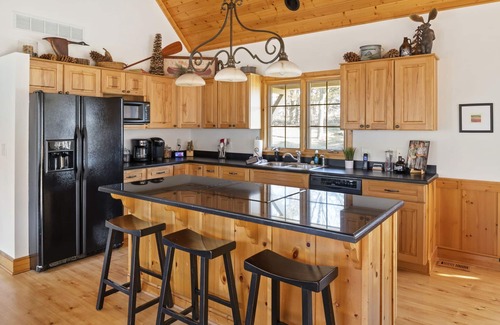 The Galena Territory Villa | The Lodge, 'North Woods' Galena escape w/ hot tub & fire pit!