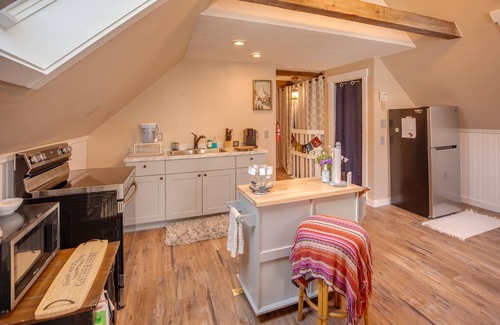 Lincoln Apartamento | ~The Loft by Loon~ Pet Friendly