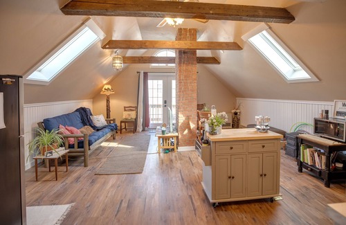 Lincoln Apartamento | ~The Loft by Loon~ Pet Friendly