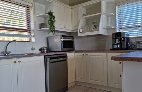 Gordons Bay Central Casa | The Loft on Berg - 5 min walk from the beach!