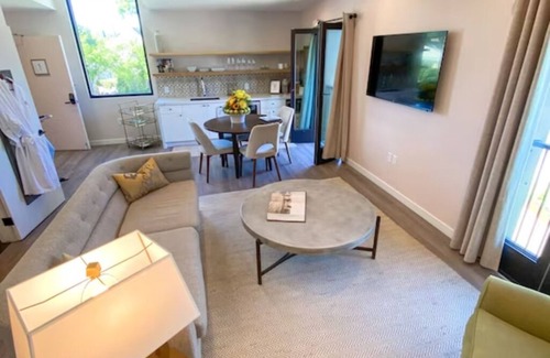 Paso Robles Apartamento | The Lofts at Paso Market Walk - The Oak Room