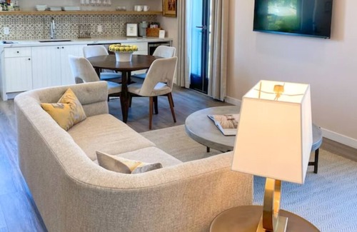 Paso Robles Apartamento | The Lofts at Paso Market Walk - The Oak Room