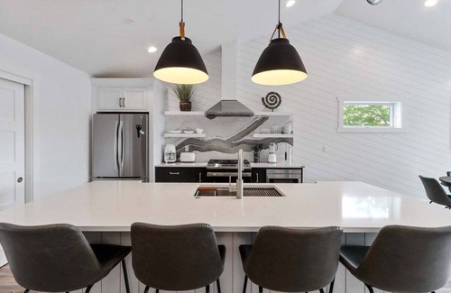 Lake Geneva Apartamento | The Lofts of Brick and Mortar-California Loft |High-End |Walk-Out Balcony |Dwntown |2 Kings |Parking