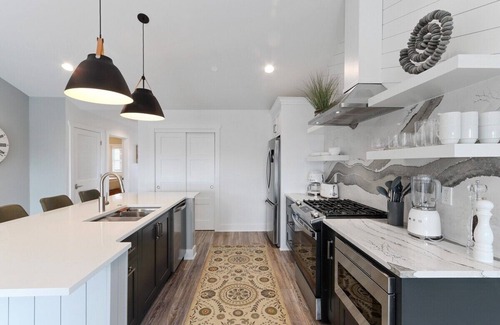 Lake Geneva Apartamento | The Lofts of Brick and Mortar-California Loft |High-End |Walk-Out Balcony |Dwntown |2 Kings |Parking