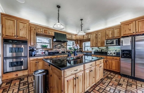 Ruidoso Cabina | The Log Out Lodge, formerly Heaven's Peak, is a 5-bedroom cabin near Midtown