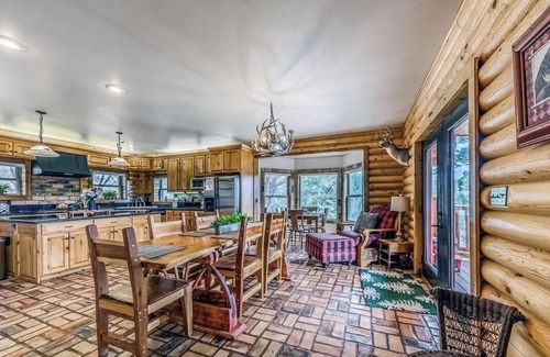 Ruidoso Cabina | The Log Out Lodge, formerly Heaven's Peak, is a 5-bedroom cabin near Midtown