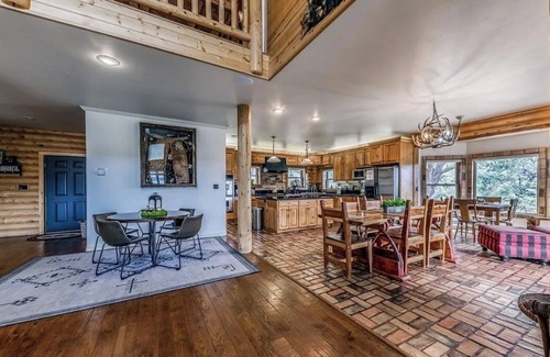 Ruidoso Cabina | The Log Out Lodge, formerly Heaven's Peak, is a 5-bedroom cabin near Midtown