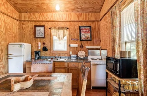 Uvalde Casa | The Lone Star Cabin - Hill Country Cabin 8 miles to Concan