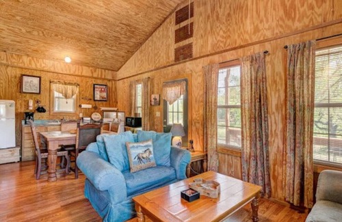 Uvalde Casa | The Lone Star Cabin - Hill Country Cabin 8 miles to Concan