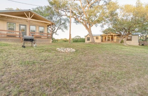 Uvalde Casa | The Lone Star Cabin - Hill Country Cabin 8 miles to Concan