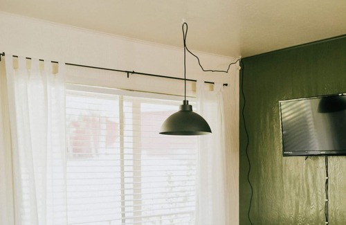 Long Barn Cabina | The Long Barn Lodge - Queen + Twin Bunk Bed Room