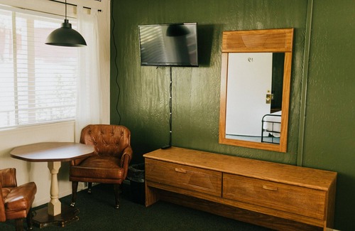 Long Barn Cabina | The Long Barn Lodge - Queen + Twin Bunk Bed Room