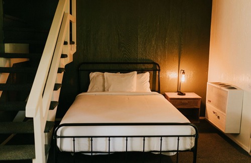 Long Barn Cabina | The Long Barn Lodge - Queen + Twin Bunk Bed Room