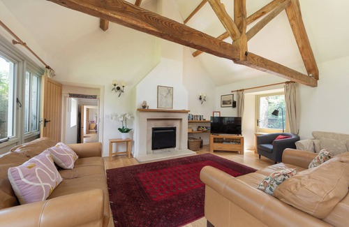 Tetbury Casa | THE LONG BARN, pet friendly, with open fire in Tetbury