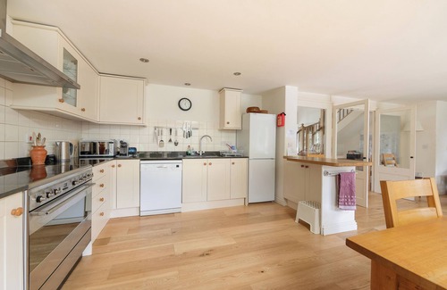 Tetbury Casa | THE LONG BARN, pet friendly, with open fire in Tetbury