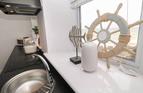 South Shields Cabaña | THE LOOK OUT, pet friendly, with a garden in South Shields