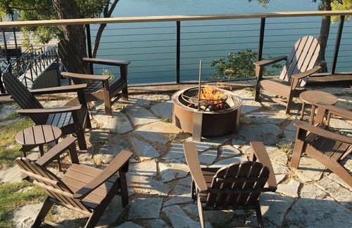 Lake Bridgeport Casa | The Lookout at Lakewood, Lakefront Paradise with Ultimate Entertainment, Hot Tub and Dock