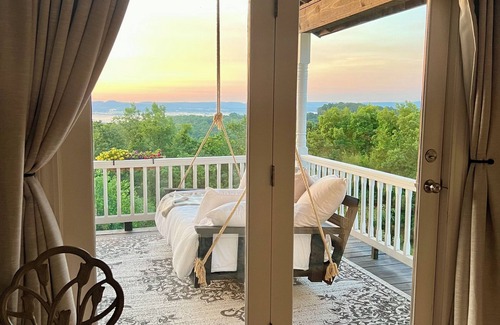 Eureka Springs Casa | The Lookout House at The Bluebird - 4 bedroom, pet friendly, hot tub, views!