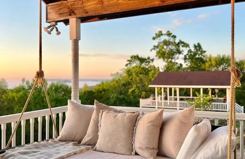 Eureka Springs Casa | The Lookout House at The Bluebird - 4 bedroom, pet friendly, hot tub, views!