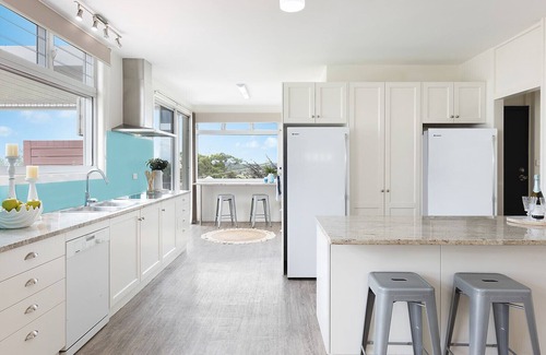 Coffs Harbour Apartamento | The Lookout Lounge | 5BR Coastal Home with Pool and Stunning Views