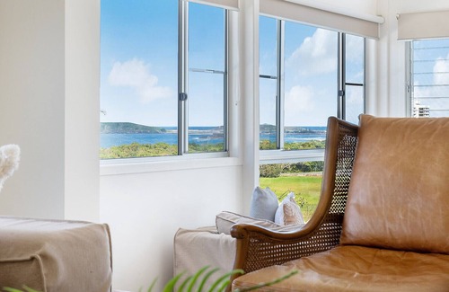 Coffs Harbour Apartamento | The Lookout Lounge | 5BR Coastal Home with Pool and Stunning Views