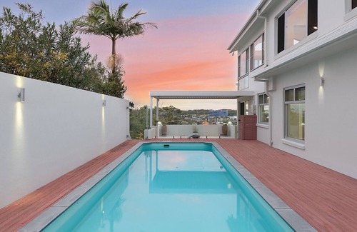 Coffs Harbour Apartamento | The Lookout Lounge | 5BR Coastal Home with Pool and Stunning Views