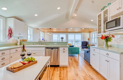 Dillon Beach Cabina | TheLookout-Ocean Views!Remodeled Charming BeachHouse! Walk to Beach! Dog/WiFi