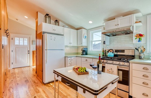 Dillon Beach Cabina | TheLookout-Ocean Views!Remodeled Charming BeachHouse! Walk to Beach! Dog/WiFi