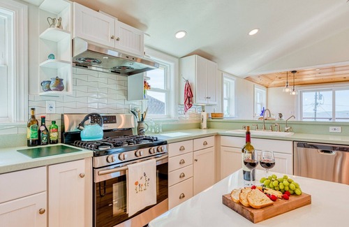 Dillon Beach Cabina | TheLookout-Ocean Views!Remodeled Charming BeachHouse! Walk to Beach! Dog/WiFi