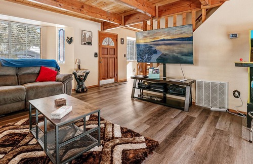 Peter Pan Cabina | The Lost Boys Hideaway - One of a Kind Mountain Getaway!