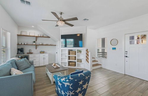 Port Aransas Casa | The Lost Chancla - Pet Friendly! View of Community Pool!