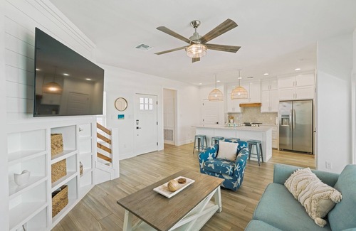 Port Aransas Casa | The Lost Chancla - Pet Friendly! View of Community Pool!
