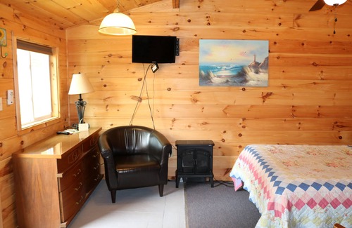 Alton Cabina | The Love Nest-Pine paredes revestidas 1 habitación cabina de eficiencia # 4