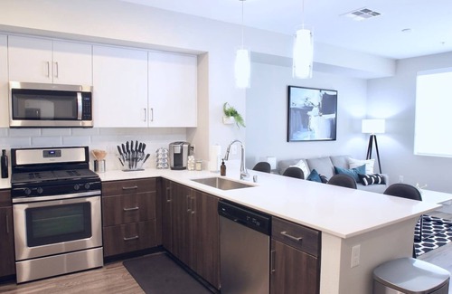 Santa Ana Apartamento | The Lunar Suite - King Bed - Designer Apt - Modern Bldg - Near CHOC