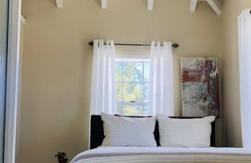 Estate La Reine Apartamento | The Lux Suit Lyfe 1 Bedroom Apt with A/C
