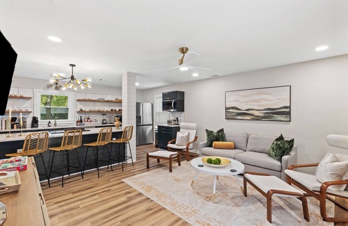 Open Gates Casa | The Luxe/Hot Tub/10 Min Keenland/12 Min Downtown/Fenced In Yard/ Pet Friendly