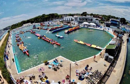 New Forest District Casa | The Lymington Hub Slps 13 hot tub/chef/spa