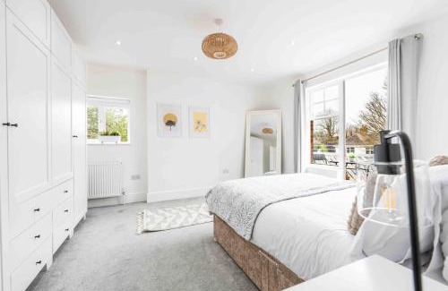 New Forest District Casa | The Lymington Hub Slps 13 hot tub/chef/spa