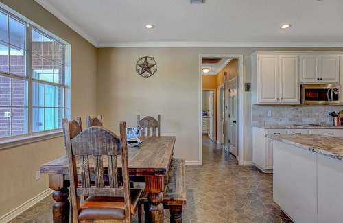 Sherman Casa | Bellamente amueblado Gated Ranch con piscina en 25 acres