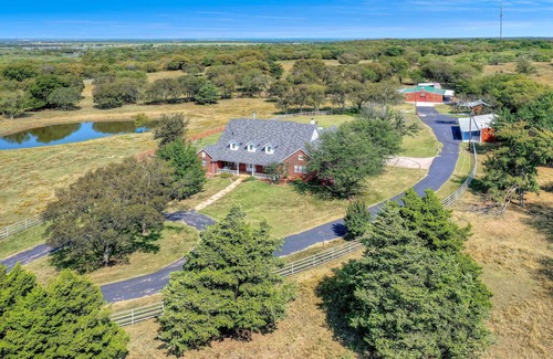 Sherman Casa | Bellamente amueblado Gated Ranch con piscina en 25 acres