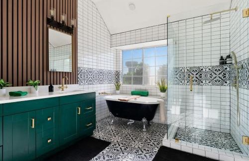 Katymead Casa | The Mad Hatter - Heated Pool Gameroom & More