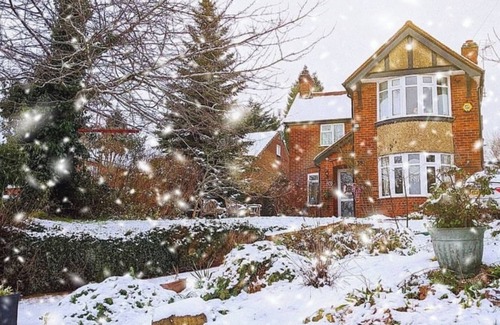 Reading Cabaña | The Magnolia Cottage - 5 Bed Victorian Holiday Home -Reading
