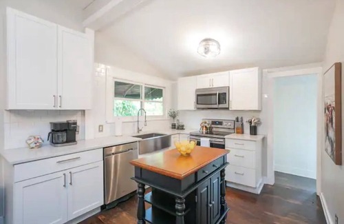 East Nashville Cabaña | The Magnolia Cottage * Walk to 5 Points*Large Deck